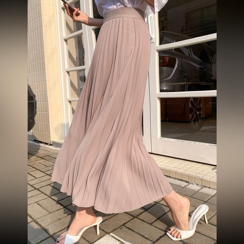 Luxe black pleated skirt - Picture 15 of 16